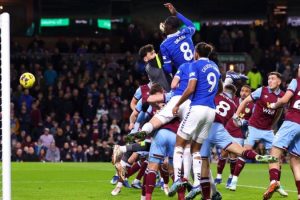 Burnley 0 v 2 Everton: Everton victorious on Dyche's return to Burnley 5 132071475 onana main