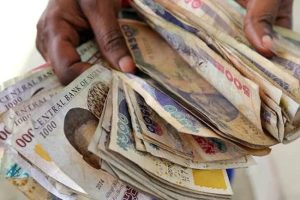 Naira Crashes To All-Time Low, Hits N1043.09/$1 At Official Market 2 500 and 1000 naira notes