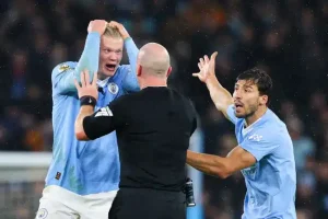 referee simon hooper surrounded erling 863887891