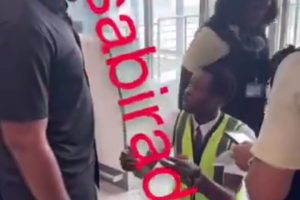 Drama as man nabs airport staff trying to smuggle drugs into his luggage (Video) 3 Screenshot 20240119 100719