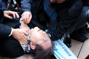 South Korean opposition leader stabbed in neck