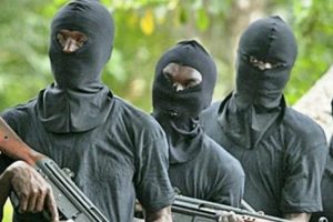 Gunmen invade Abuja estate, kidnap 12 5 gunmen 690x375 2