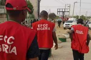BREAKING: EFCC operatives ‘arrest’ FUTA students in midnight raid 19 EFCC operatives 738x375 1