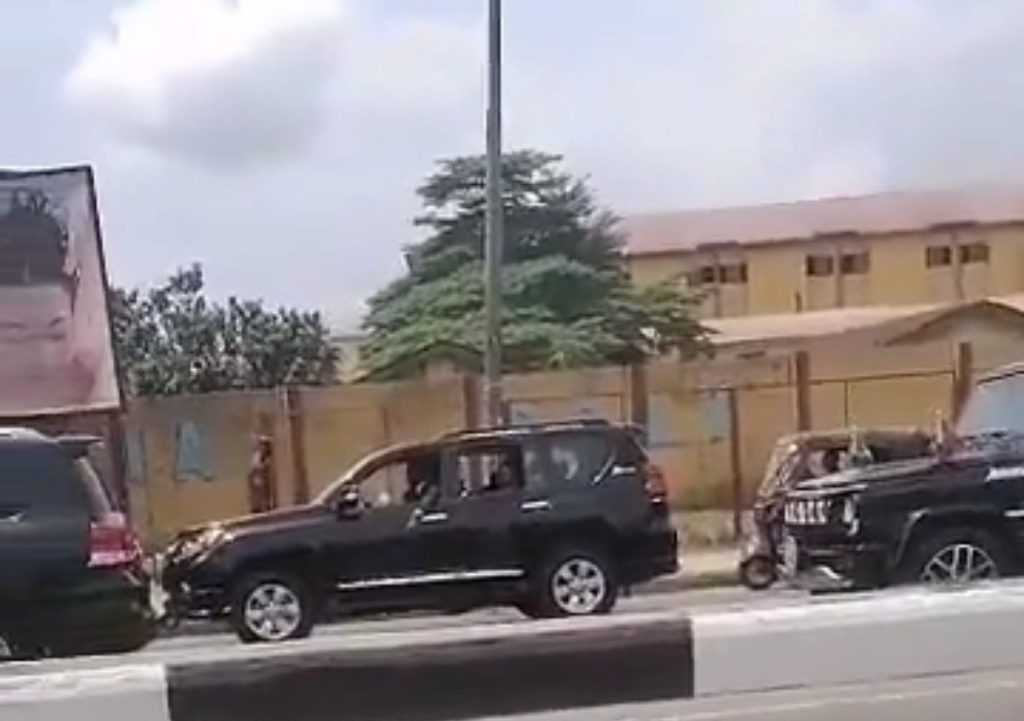 Gov. Alex Otti obeying traffic light in Abia state (Video) 1 Alex Otti