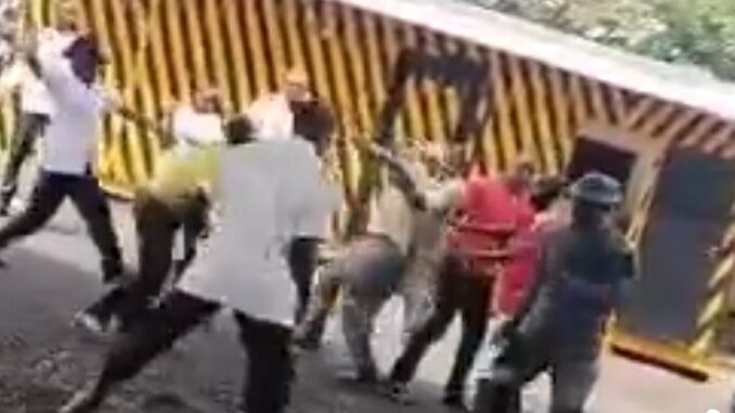 Nigerian Custom Officers And VIO Engaged In A Fight In Abuja 1 Screenshot 20240528 171933 678x381 1