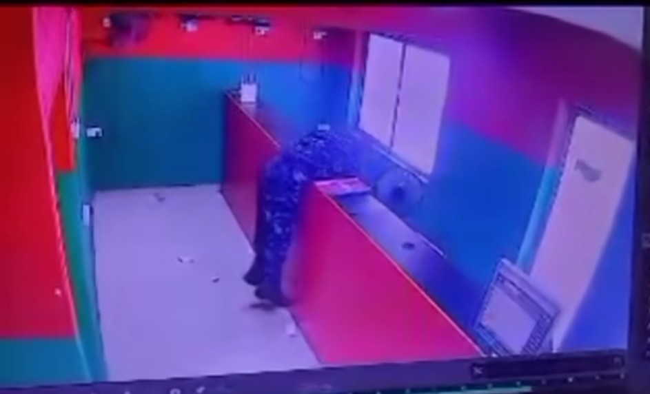 Nigerian Police Officer Caught On Camera Stealing