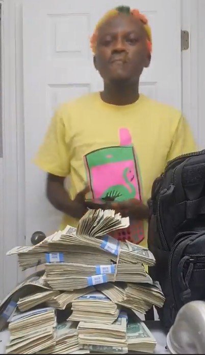 Portable Displays Lot Of Dollars Earned From His Atlanta Show In US 2 Portable Displays Lot Of Dollars Earned From His Atlanta Show