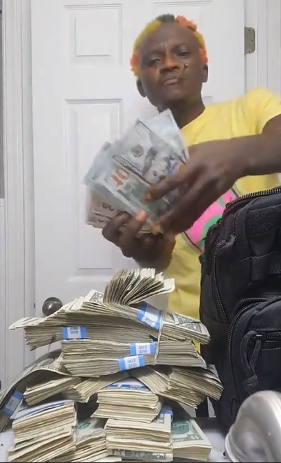 Portable Displays Lot Of Dollars Earned From His Atlanta Show In US 1 Portable Displays Lot Of Dollars Earned From His Atlanta Show