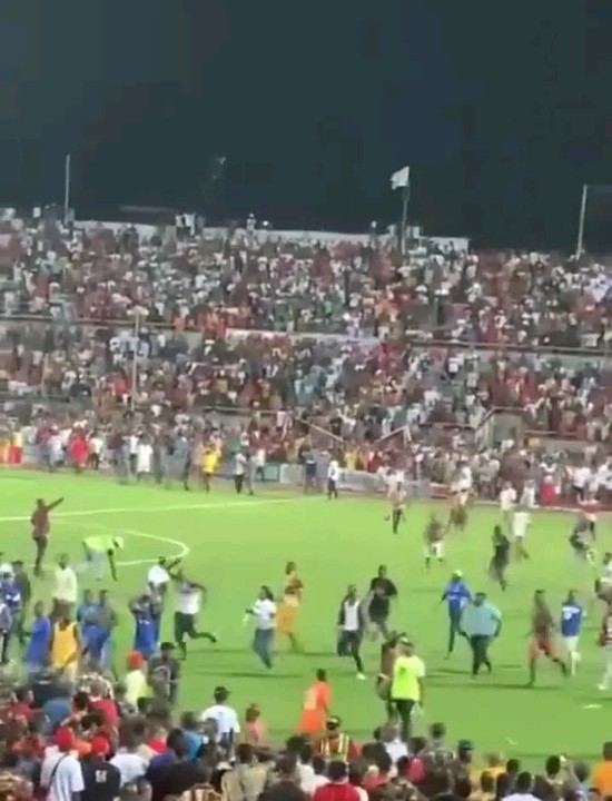 Rangers And Enyimba Match End In Violence, Pitch Invasion By Fans (Photos) 3 Rangers And Enyimba Match End In Violence