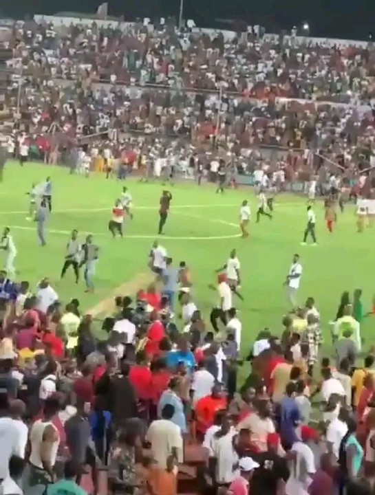 Rangers And Enyimba Match End In Violence, Pitch Invasion By Fans (Photos) 2 Rangers And Enyimba Match End In Violence