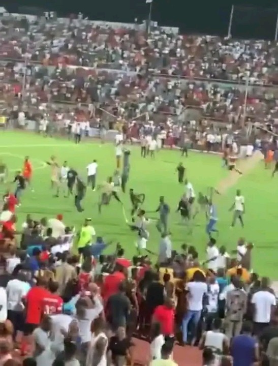 Rangers And Enyimba Match End In Violence, Pitch Invasion By Fans (Photos) 1 Rangers And Enyimba Match End In Violence