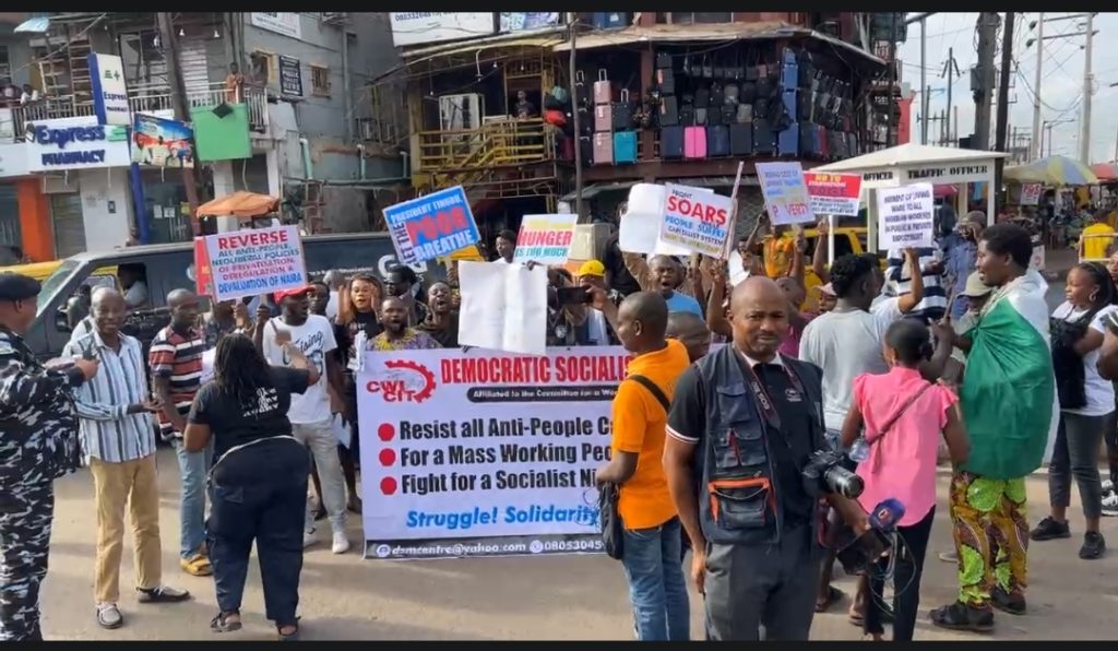 #WeAreHungry: Nigerians Take to the Streets to Protest Economic Hardship and Oppression 1 Nigerians Take to the Streets to Protest Economic Hardship and Oppression