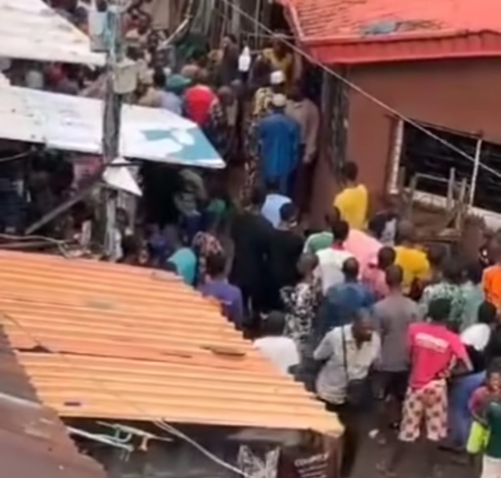 Woman Caught with Kidnapped Children in Lagos, Confesses to Sale 1 Woman Caught with Kidnapped Children