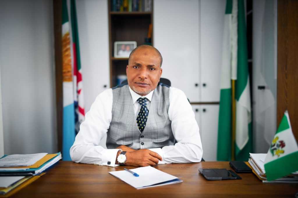 Senator, Saliu Mustapha distributes 3,500 bags of fertiliser to farmers 1 Senator Saliu Mustapha