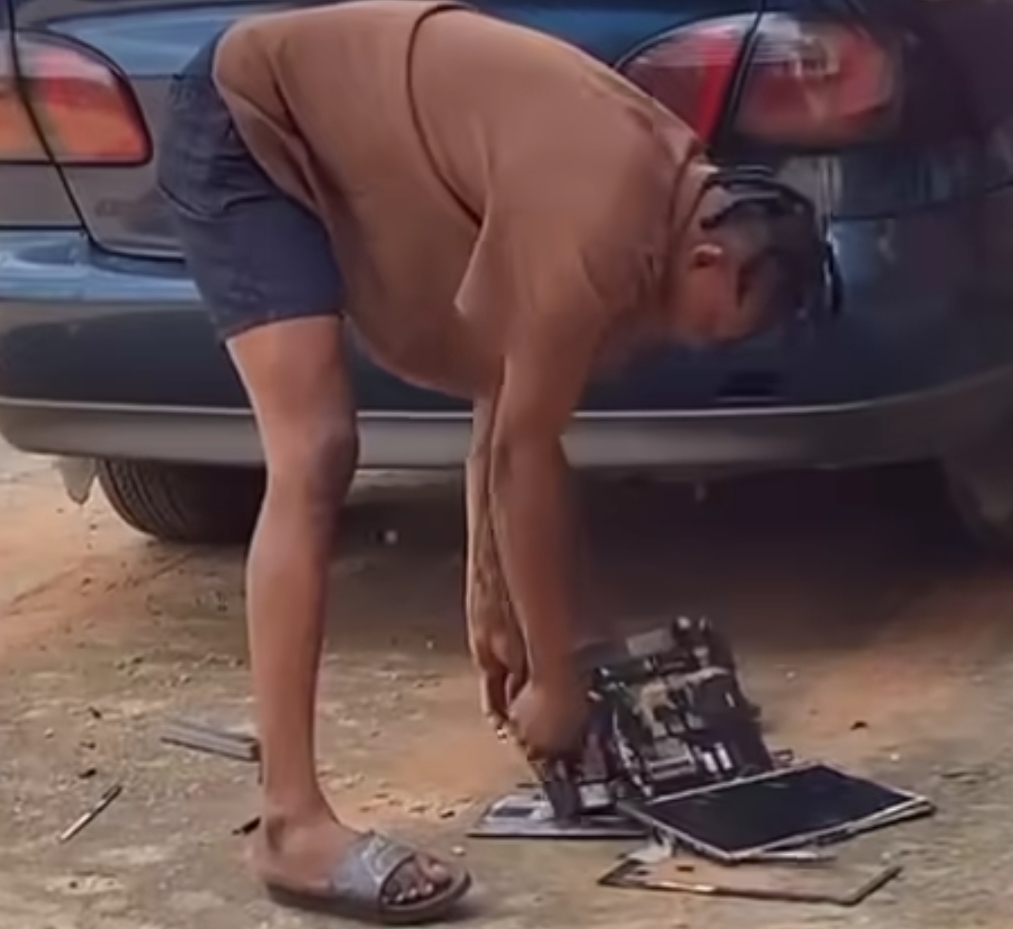 Frustrated Nigerian Man Destroys Laptop After Years of Failed "Yahoo Yahoo" 1 Frustrated Nigerian Man