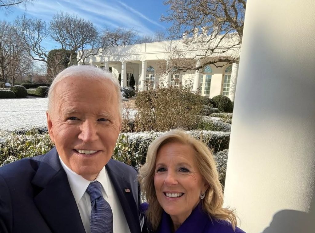 Joe Biden takes last selfie as US president at the White House (Photo) 1 Joe Biden