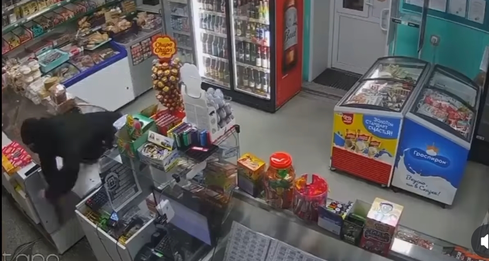 Drunk thief attempts to rob a store for bottle of vodka with a toy gun ...