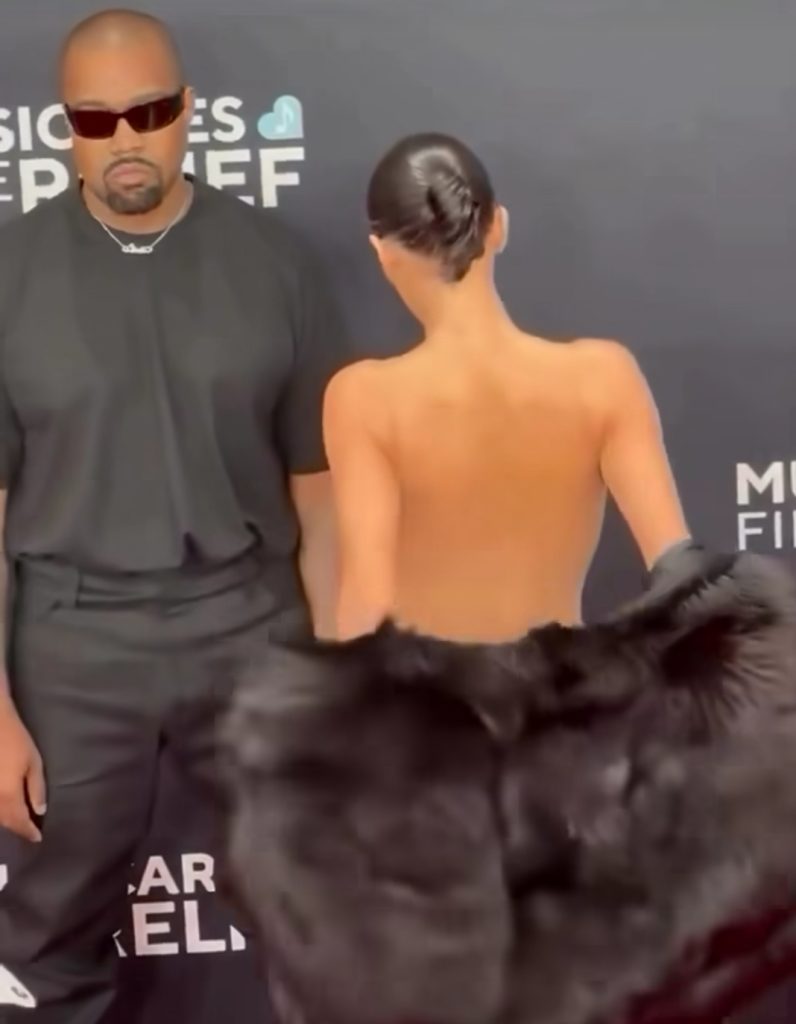 Kanye West and Bianca On The Grammys Red Carpet (Photos) 2 Screenshot 20250203 041654