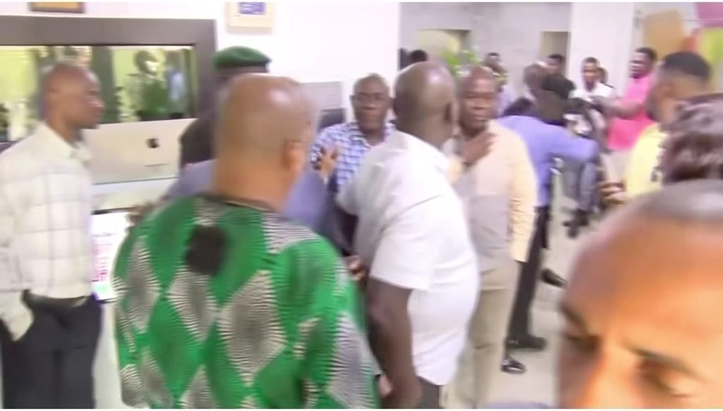 Omole Residents Confront Power Company Over Poor Electricity Despite ‘Premium’ Tag 1 Omole Residents Confront Power Company