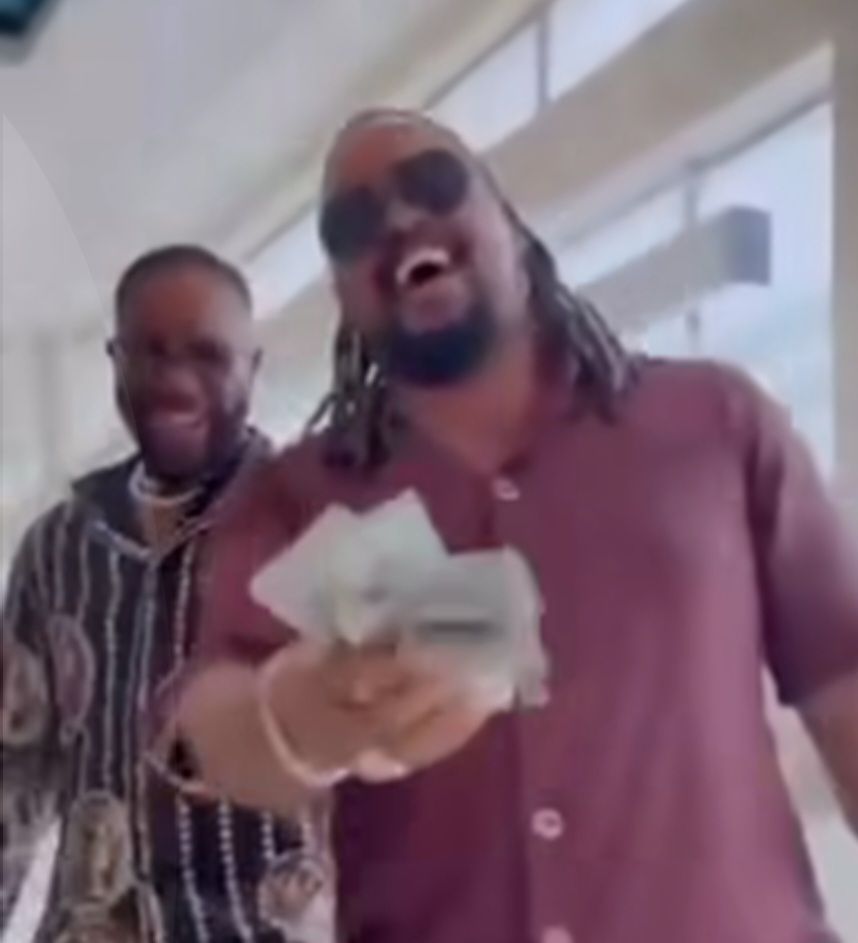 Kiddwaya gifts White Money ‘$30,000’ after tasting his Jollof rice 1 1000051857