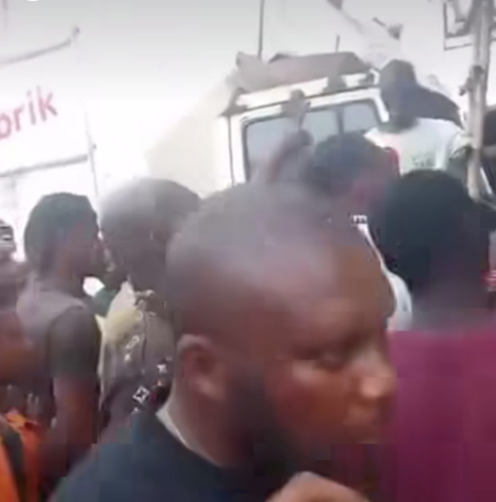 Protest Erupts in Onitsha Electronics Market Over Alleged Poor Settlement of Apprentice 1 1000109311