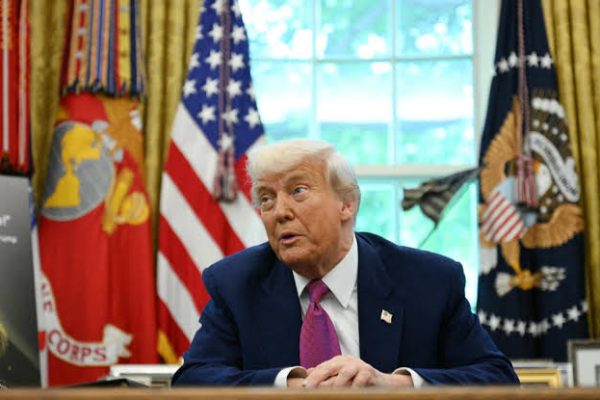 Trump Denies ‘Chickening Out’ on Tariffs Amid Wall Street Criticism 28 1000115449