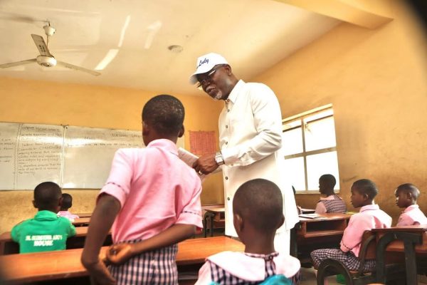 𝐕𝐈𝐑𝐀𝐋 𝐕𝐈𝐃𝐄𝐎: Ondo Governor 𝐑𝐞𝐭𝐮𝐫𝐧𝐬 𝐭𝐨 𝐂𝐥𝐚𝐬𝐬𝐫𝐨𝐨𝐦, 𝐓𝐞𝐚𝐜𝐡𝐞𝐬 𝐏𝐮𝐩𝐢𝐥𝐬 𝐢n 𝐒𝐜𝐡𝐨𝐨𝐥. 48 IMG 6292
