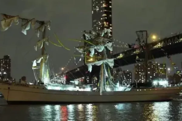 Deadly Collision: Mexican Navy Ship Crashes into Brooklyn Bridge, 2 Killed 28 IMG 7550
