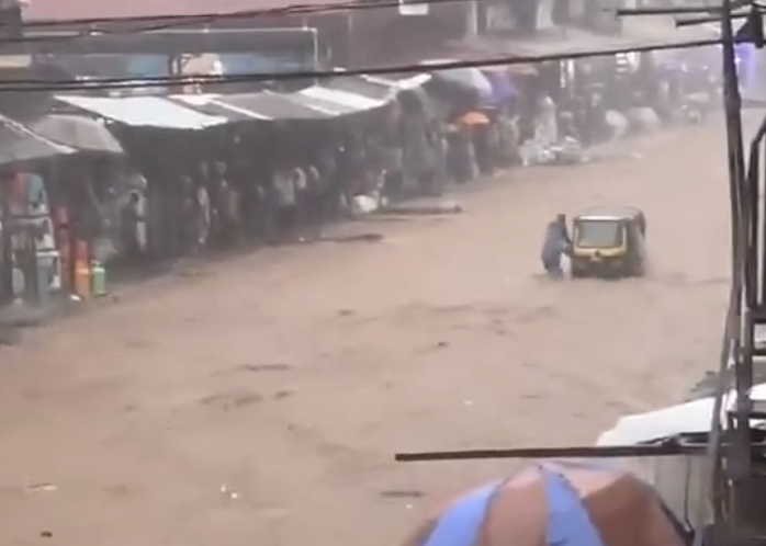 Moment Man Risks Life to Save His Keke During Flood at Ochanja Market, Anambra 1 Man Risks Life to Save His Keke