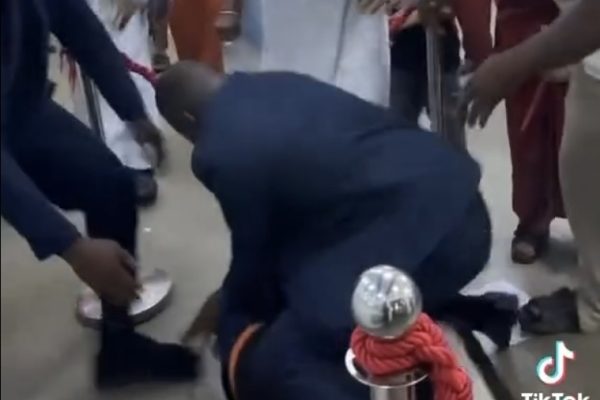 Between Davido and an overzealous fan who almost made him fall (Video) 13 Screenshot 20250609 054211 Chrome